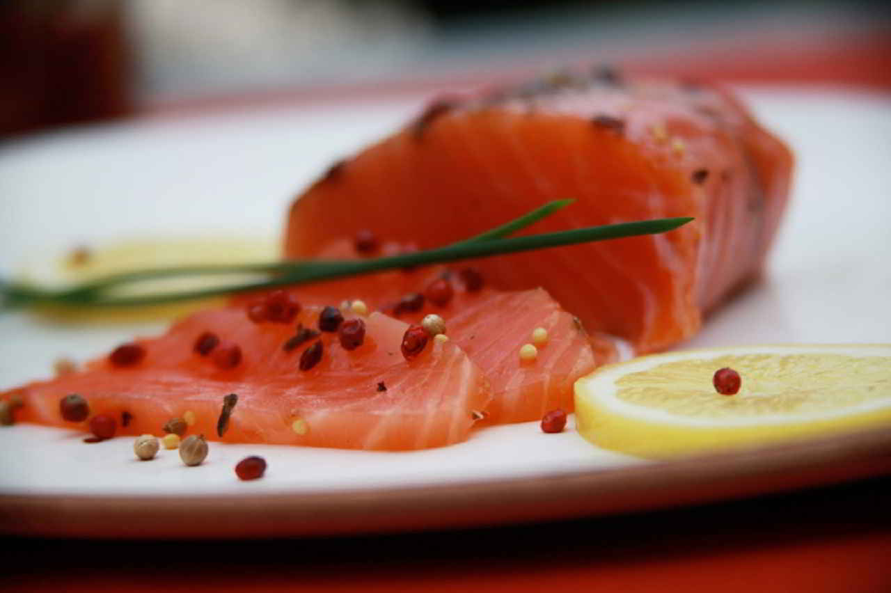 Carpaccio De Saumon Aux Baies Roses Et échalotes - Recettes Et Terroirs