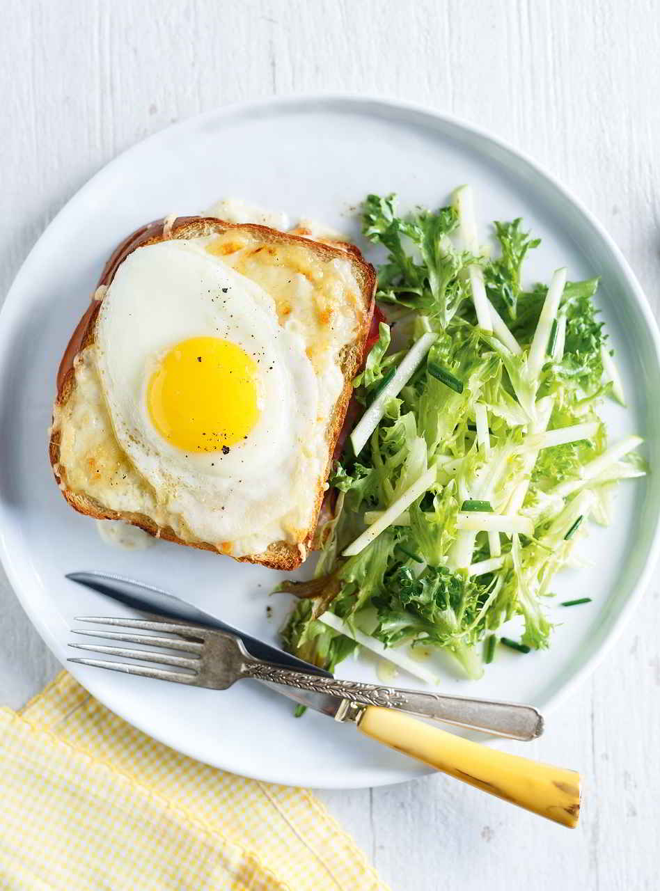 Croque-madame avec fromage râpé dessus - Recettes et Terroirs